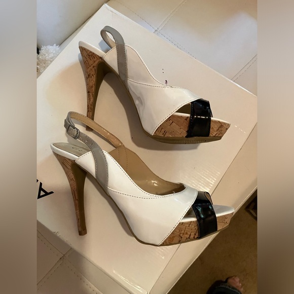 Guess sandals size 7 nice condition only worn a few times - Picture 1 of 3